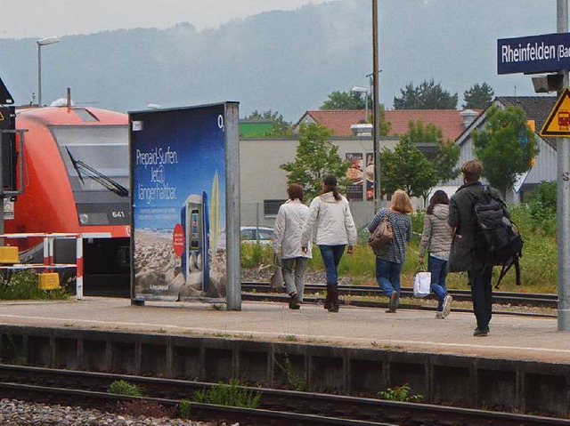 Fr Reisende ist der Bahnhof Rheinfeld...n. Immerhin: Nach Basel fhrt der Zug.  | Foto: Ingrid Bhm-Jacob