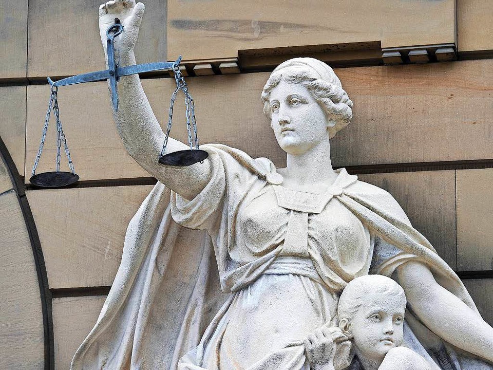 Eine Justitia-Statue vor einem Gericht in Ulm (Symbolbild)  | Foto: dpa