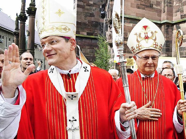 Robert Zollitsch (rechts) bei der Bisc...er zum neuen Erzbischof im Juni 2014.   | Foto: Thomas Kunz