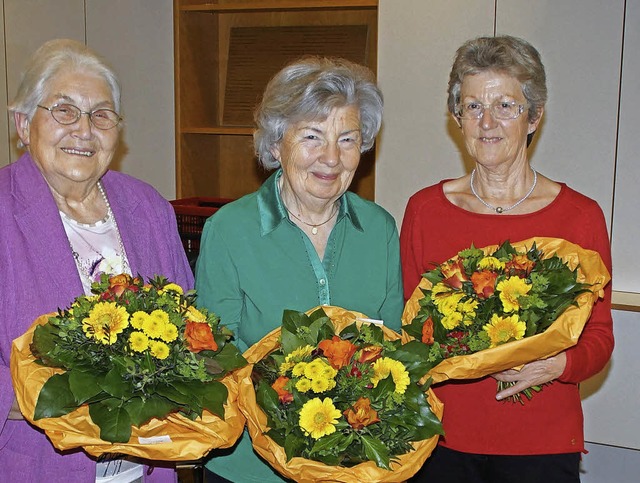 Agathe Hirt, Johanna Heck und Gisela L...eue zum Staufener Kirchenchor geehrt.   | Foto: privat