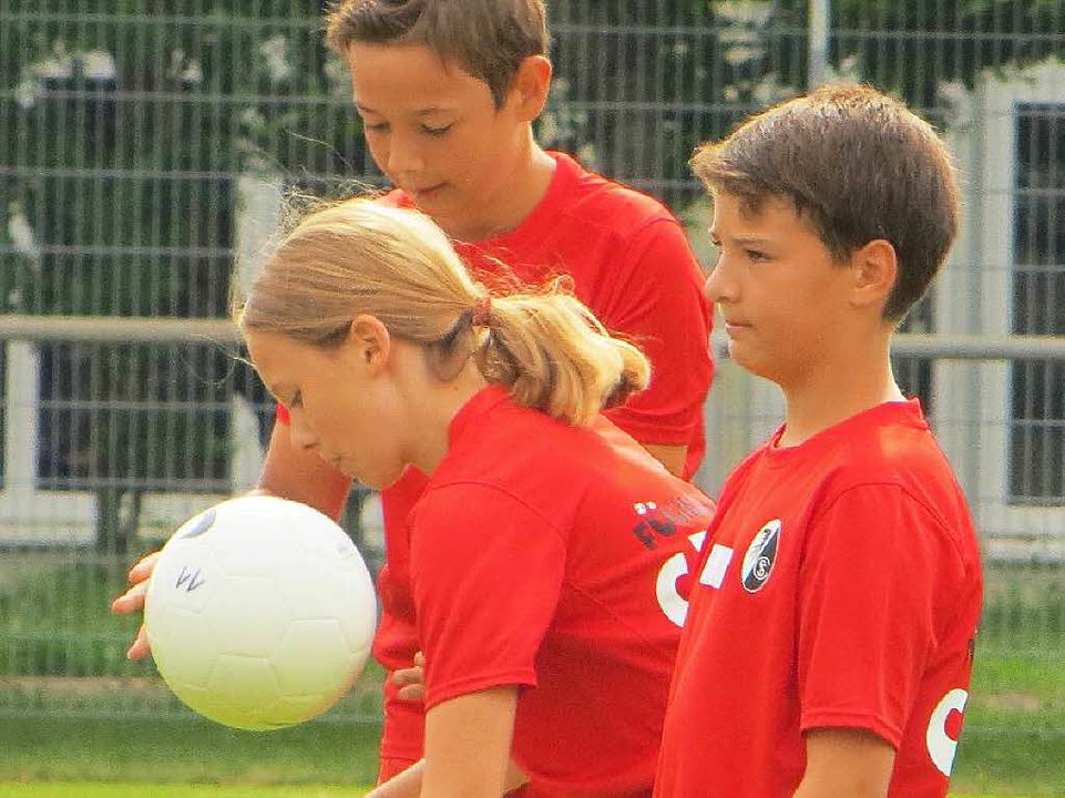 Regelmäßig nehmen junge Fußballer und ...en Füchsle-Camps des SC Freiburg teil.  | Foto: zvg