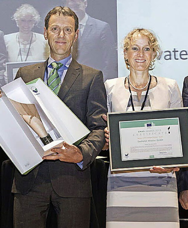 Klaus-Gnther  und Eva Wiesler  bei der Preisverleihung in Barcelona.   | Foto: Andres Pardo Gomez