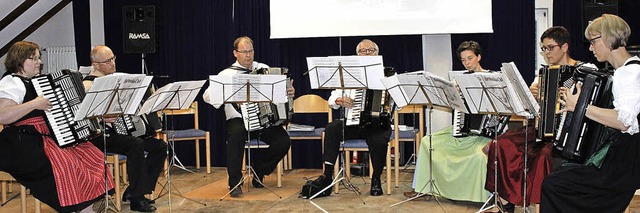 Das Aktivorchester unter Leitung von R... Harmonika-Clubs Schnau im Brgersaal  | Foto: ZVG
