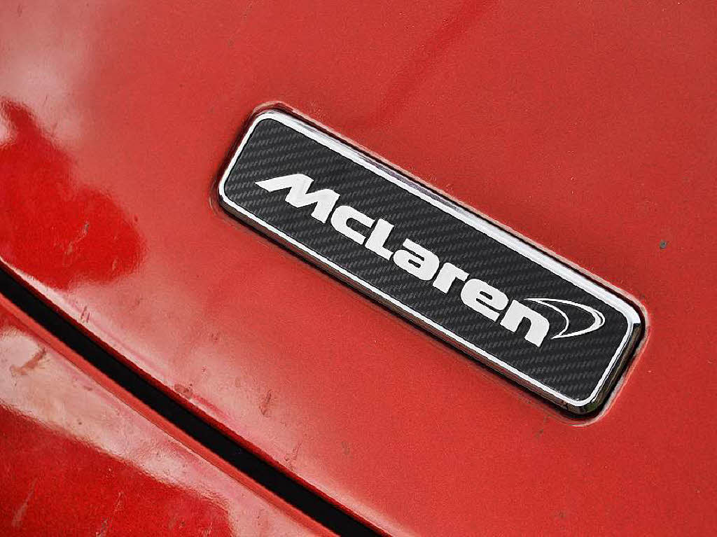 Das McLaren-Emblem auf der Fronthaube