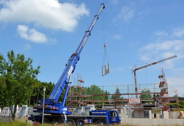 Kurz darauf schwebt ein Trelement an: wieder eine Wohnung fertig.  | Foto: Ralf H. Dorweiler