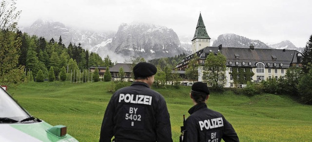 Zwei Polizisten stehen  im bayerischen...s 8. Juni der G-7-Gipfel stattfindet.   | Foto: dpa