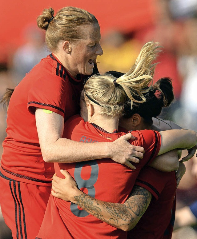 Melanie Behringer, Pauline Bremer und ... freuen sich ber den Treffer zum 2:1.  | Foto: Patrick Seeger/dpa