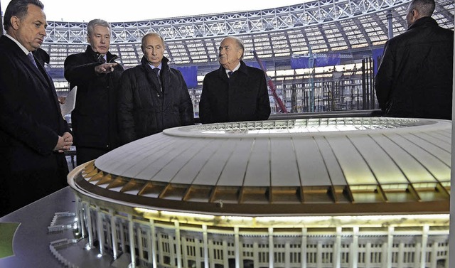 Schne heile Welt: Prsident Wladimir ...Stadionneubauten zur WM 2018 erklren.  | Foto: dpa