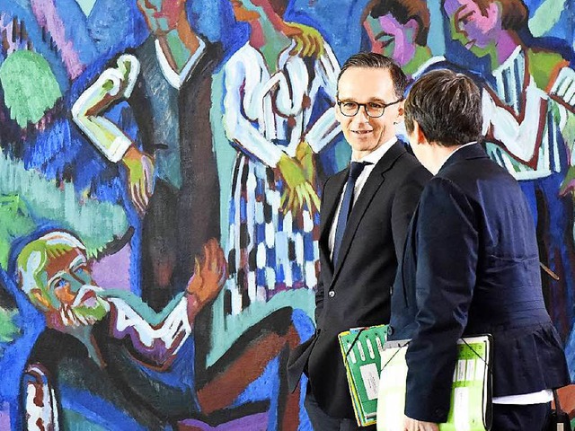 Bundesjustizminister Heiko Maas und Um...s) vor der Kabinettssitzung in Berlin   | Foto: AFP
