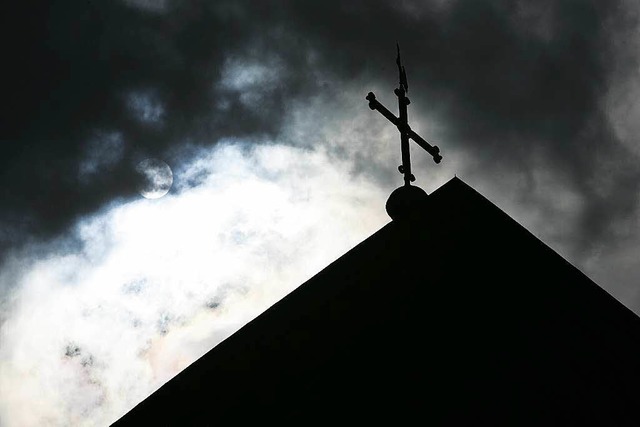 Die katholische Kirche tut sich oft schwer, Missbrauchsflle zu thematisieren.  | Foto: dpa