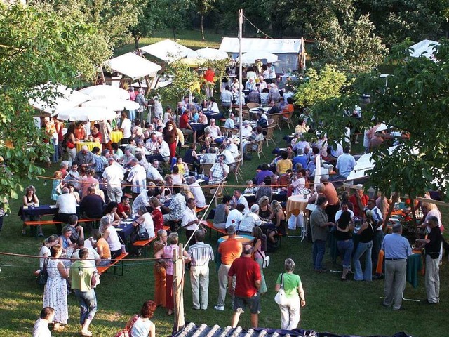 Das Weinprobierdorf bei der Alten Schule.  | Foto: Hannes Lauber