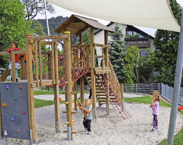 Spielen im Schatten ermglicht das neu...eelbacher Fliederweg aufgebaut wurde.   | Foto: spd-ortsverein