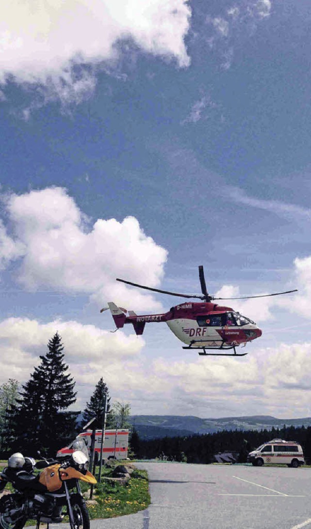Rettungseinsatz auf dem Kandel: Ein Mo...l vom Rettungshelikopter aufgenommen.   | Foto: Bergwacht