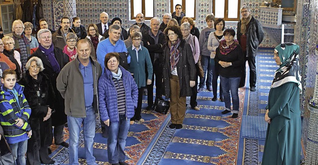 Auch Fhrungen durch die Moschee werden angeboten.   | Foto: Faruk nver