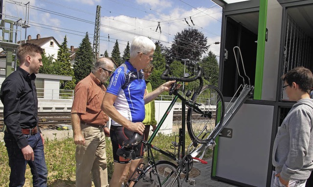 Die neuen Fahrradboxen in Efringen-Kir...mus fr die oberen Boxen funktioniert.  | Foto: Jutta Schtz