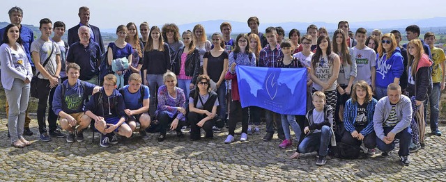 <Text>Schlerinnen und Schler aus Osw...schluss wurde ein Gruppenfoto gemacht.  | Foto: Hans-Jochen Voigt