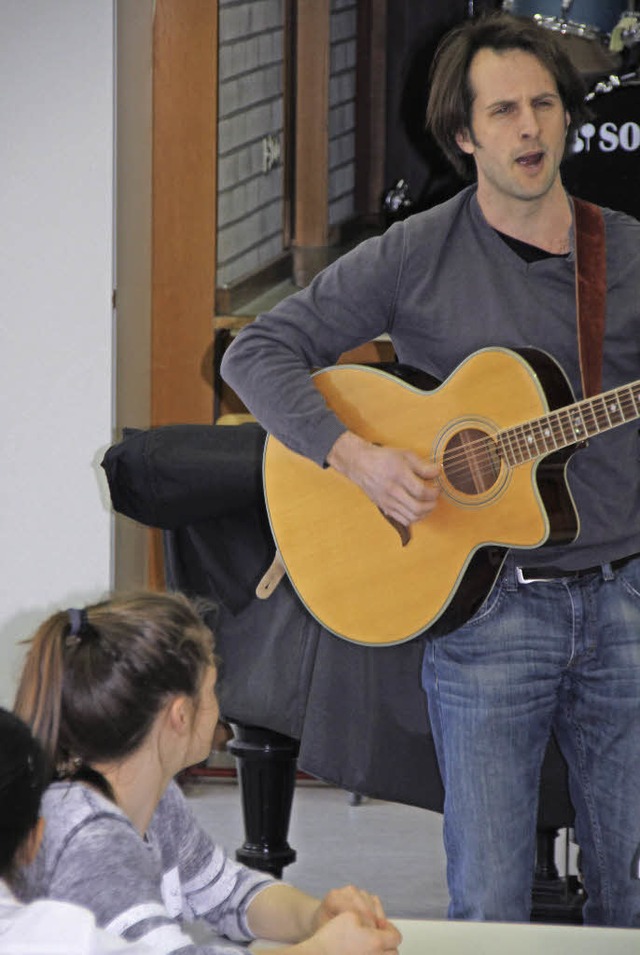 Der Liedermacher Pius Jauch war zu Gas...Klasse 6c am Theodor-Heuss-Gymnasium.   | Foto: ZVG