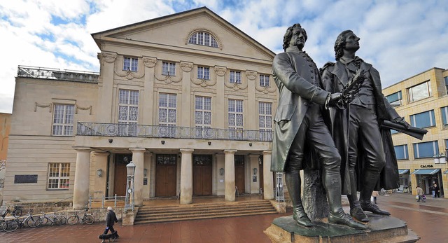 Das Goethe-und-Schiller-Denkmal vor dem Deutschen Nationaltheater in Weimar    | Foto:  Martin Schutt (dpa)