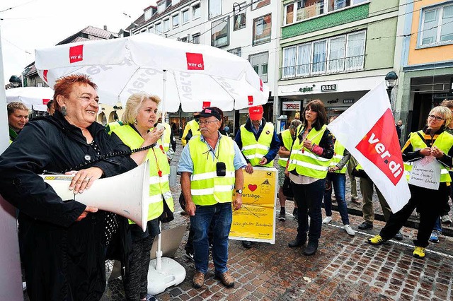 Postmitarbeiter bei der Kundgebung in Freiburg  | Foto: Thomas Kunz