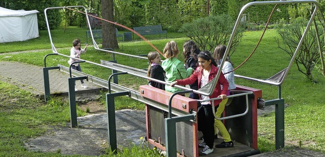 Die Schler haben gemeinsam Spa auf dem Spielplatz.   | Foto: Privat