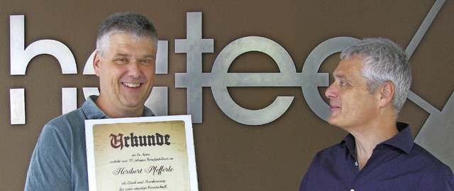 Andreas Pfefferle (rechts) gratuliert ... Hatec &#8211; und das seit 25 Jahren.  | Foto: Manfred Lange