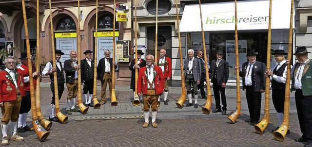 Die Alphornblser in Karlsruhe mit ihrem Leiter Ludwig Gppert.   | Foto: privat