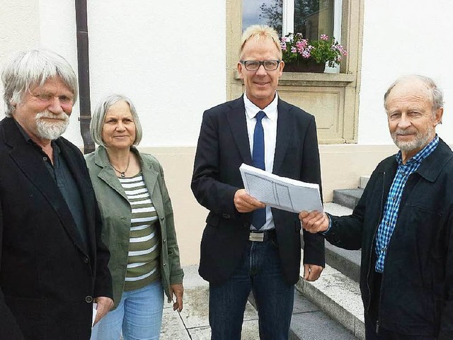 Unterschriftenbergabe: Wolf und Renat...echts) und  Brgermeister Jrg Kindel.  | Foto: Julius Wilhelm Steckmeister