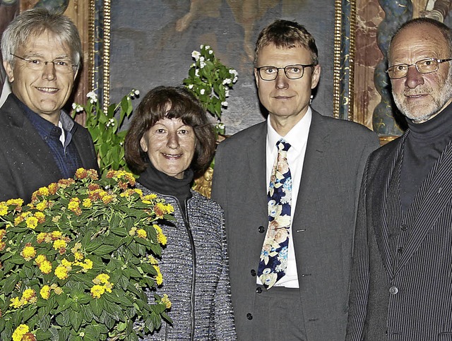 Pfarrgemeinderat Peter Galli und die b...Brigitte Grimm, mit einem Blumengru.   | Foto: Herbert Trogus