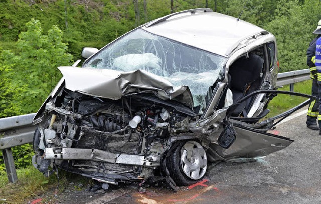 Zwei Menschen starben in diesem Auto, .... Der Fahrer  schwebt in Lebensgefahr.  | Foto: Martin Eckert