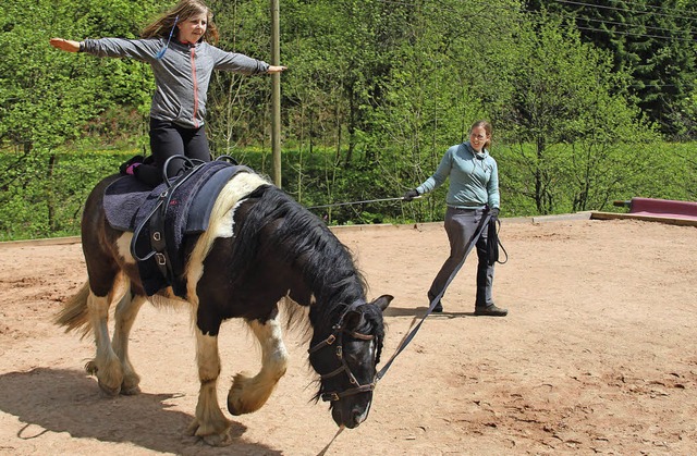 Akrobatische Kunststcke machen Sophia...rt das Pony zum Voltigieren im Kreis.   | Foto: Monika Weber