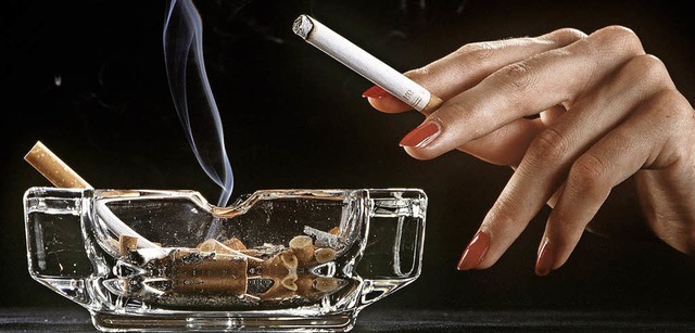 Frauen rauchen gerne, um sich zu entspannen oder einmal eine Pause zu machen.   | Foto: DPA