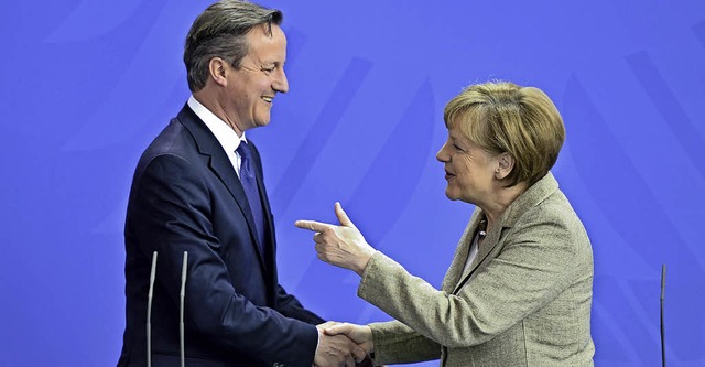 Erleichtert: David Cameron strahlt Kanzlerin Merkel an.  | Foto: AFP