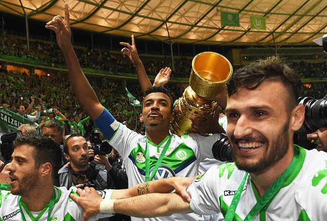 Der erste DFB-Pokal fr die Wolfsburge...as Sahnehubchen einer starken Saison.  | Foto: dpa