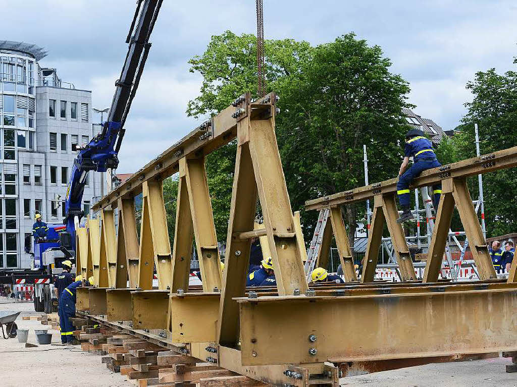 Eine Brcke auf der Brcke, damit der Abriss bald losgehen kann: Ehrenamtliche des THW waren am Samstag im Einsatz.