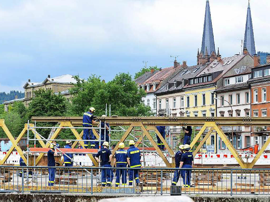 Eine Brcke auf der Brcke, damit der Abriss bald losgehen kann: Ehrenamtliche des THW waren am Samstag im Einsatz.