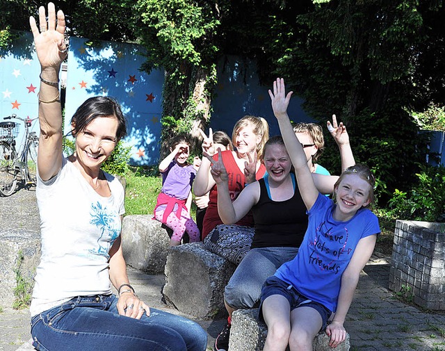 Jutta Schillinger (links) leitet die n...ruppe des Jugendzentrums in Ihringen.   | Foto: kai Kricheldorff