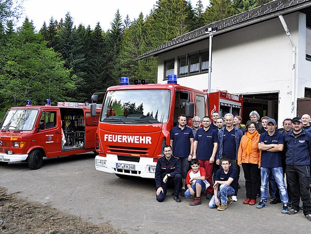 Politiker und Feuerwehrangehrige freu...e Abteilung Niedergebisbach-Hornberg.   | Foto: Sandhya haswani