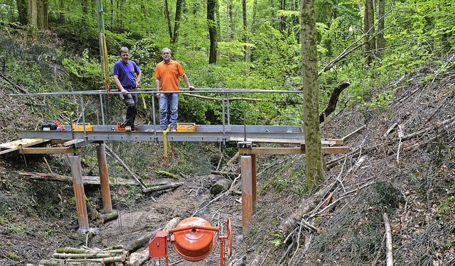 Im mittleren Teil des Ruschbachtals in...ks) und Claus Timmer eine neue Brcke.  | Foto: Heinz u. Monika Vollmar