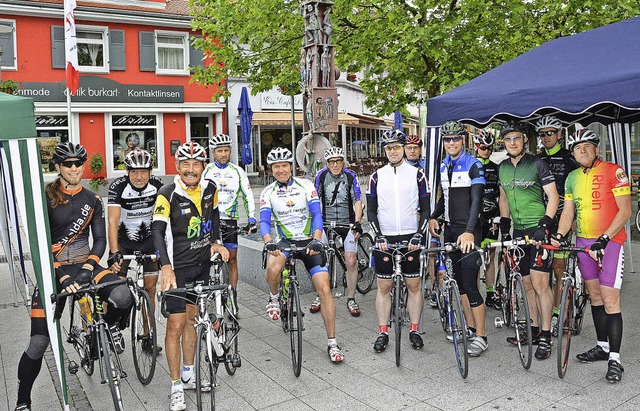 <Text>Gutgelaunt bereiteten sich die R...0 Kilometer lange Strecke vor. </Text>  | Foto: Heinz Vollmar