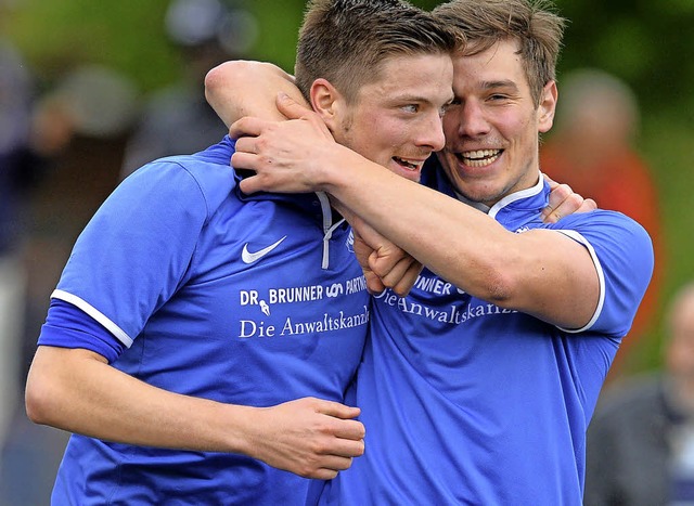 Alexander Winter (links) und Arne Mund...bejubeln das 3:1 fr den FC Neustadt.   | Foto: Patrick Seeger