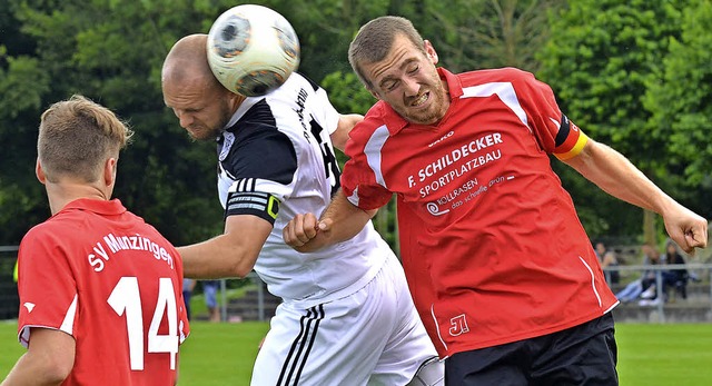 Kapitnsduell: Der Lrracher Sergej Tr...eger im Luftkampf mit Milan Pilipovic.  | Foto: Schuster