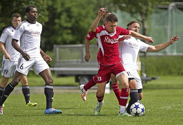 Der Bahlinger David Lizurek (rotes Tri...ikampf mit Mesut Bulut (FC Teningen).   | Foto: Daniel Fleig