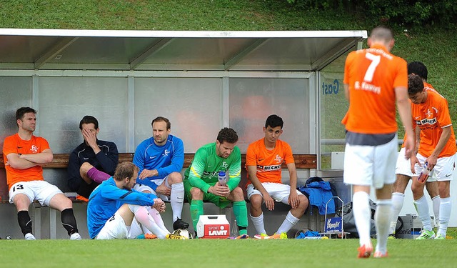Da sitzen sie und verarbeiten den erst...er des FC Denzlingen nach dem Abpfiff   | Foto: Keller