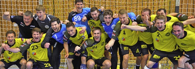 Jubelnde Handballer: Die zweite Mannsc...gen lsst die Landesliga hinter sich.   | Foto: Achim Keller