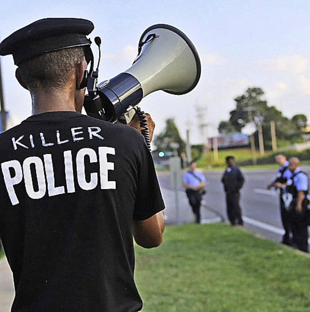 Ein Mann protestiert gegen Polizeigewalt in Ferguson.   | Foto: dpa