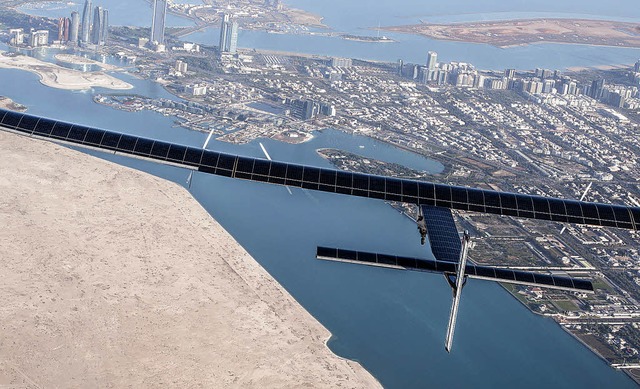Mit einem Flug ber Abu Dhabi bereitet...00 Kilometer lange Weltumrundung vor.   | Foto: dpa