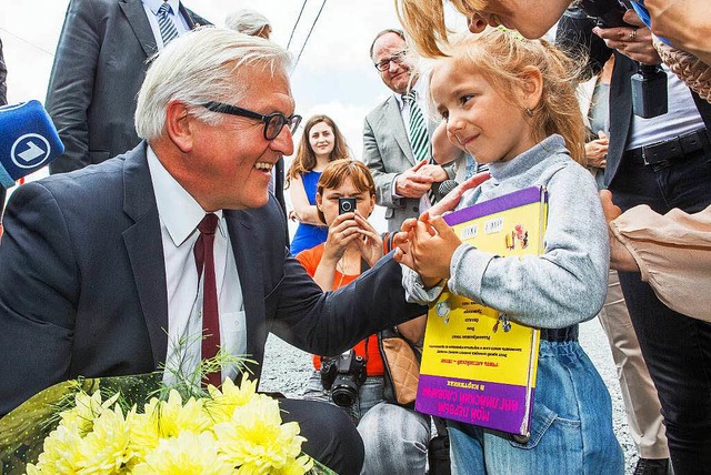 Steinmeier mit einem Flchtlingskind in Dnipropetrowsk.  | Foto: dpa