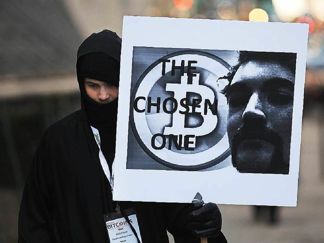 Ein Untersttzer  von Ross Ulbricht, G... ein Plakat mit dessen Konterfei hoch.  | Foto: SPENCER PLATT