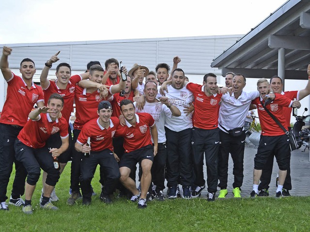 Freude pur: Den Fuballern des FC Augg...ufstieg in die Verbandsliga  gelungen.  | Foto: Sigrid Umiger