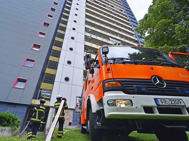 Groeinsatz bei Brand in Freiburger Hochhaus an der Krozinger Strae.  | Foto: Michael Bamberger